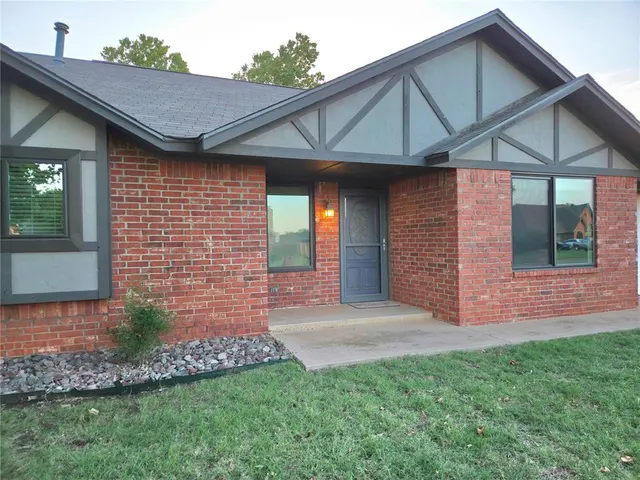 Photo 2 — 605 Hayes Street, Altus, OK 73521