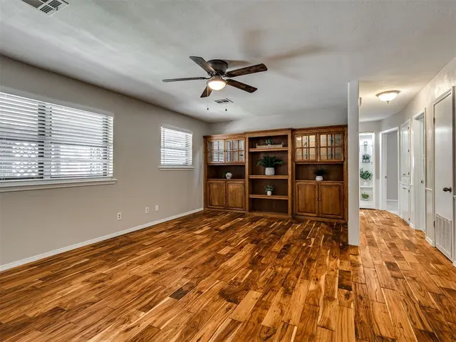 Photo 7 — 209 S Irving Drive, Moore, OK 73160