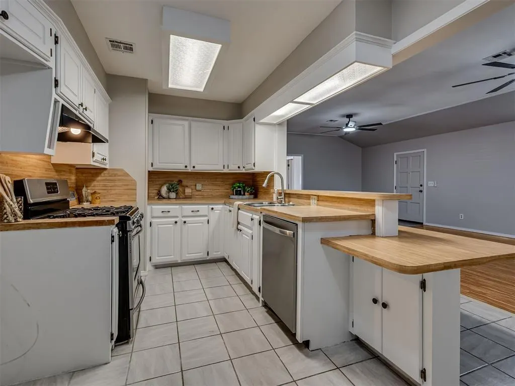 Photo 13 — 209 S Irving Drive, Moore, OK 73160