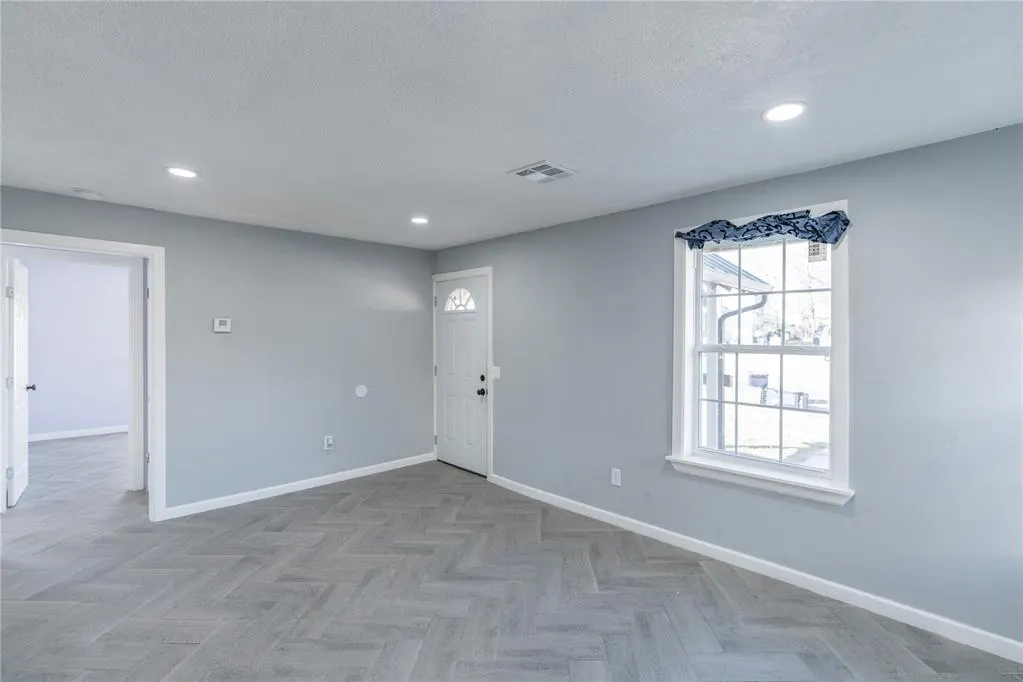 Photo 6 — 2104 Miramar Boulevard, Oklahoma City, OK 73111