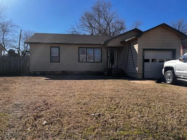 Front exterior — 905 Cherokee Place, Lindsay, OK 73052