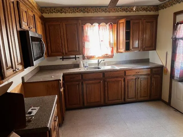Photo 2 — 905 Cherokee Place, Lindsay, OK 73052
