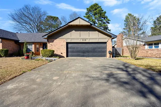 Photo 2 — 715 SE Avenue M, Idabel, OK 74745