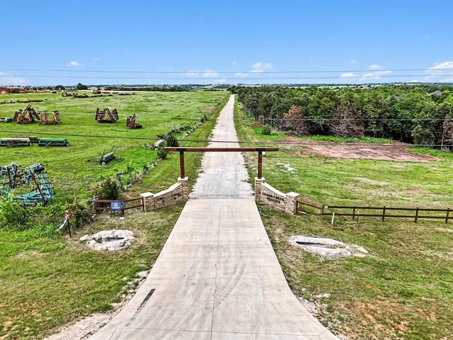 Photo 2 — 981 Meadow park Road, Guthrie, OK 73044