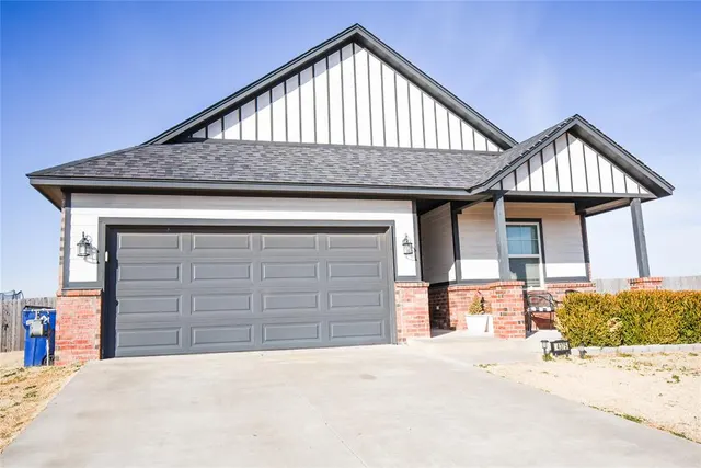 Photo 2 — 14375 Meadow Ridge Lane, Edmond, OK 73025