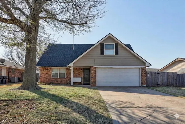 Photo 2 — 1605 Glenwood Drive, Moore, OK 73160