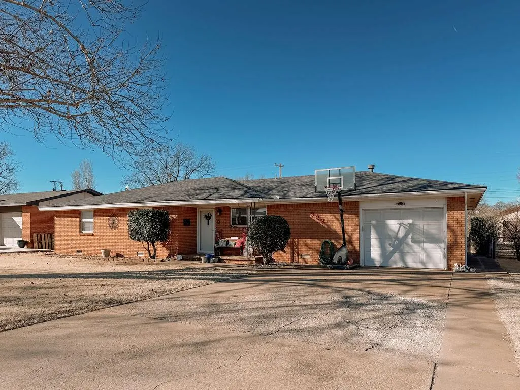 Front exterior — 923 N Krest Drive, Weatherford, OK 73096
