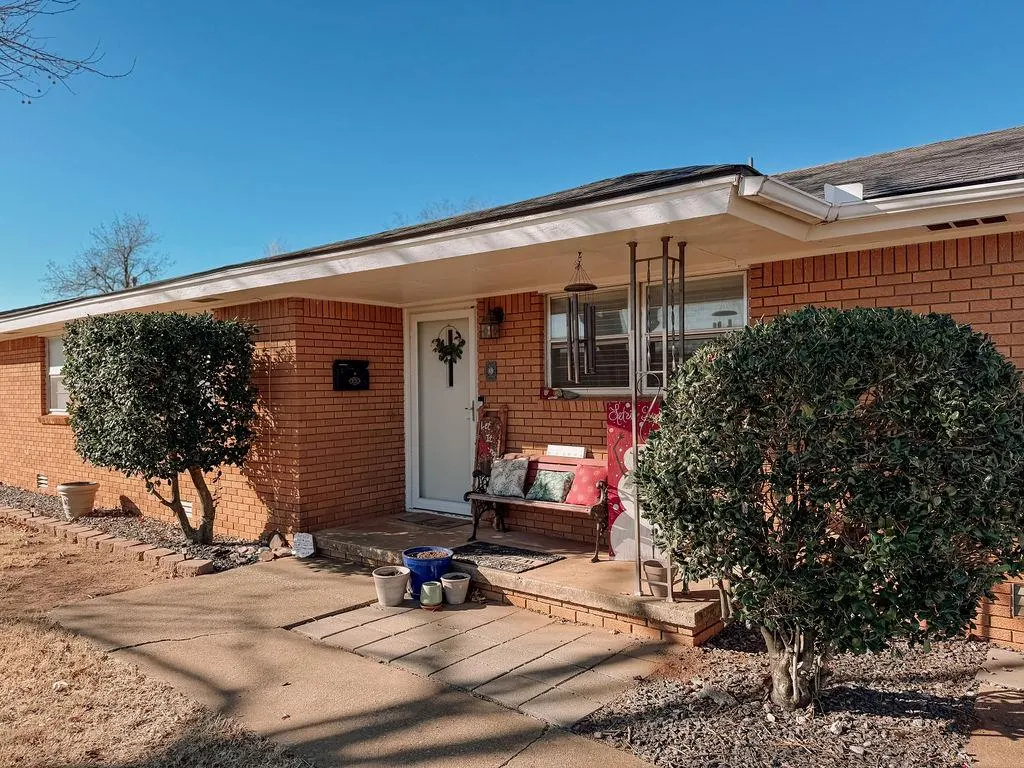 Photo 2 — 923 N Krest Drive, Weatherford, OK 73096