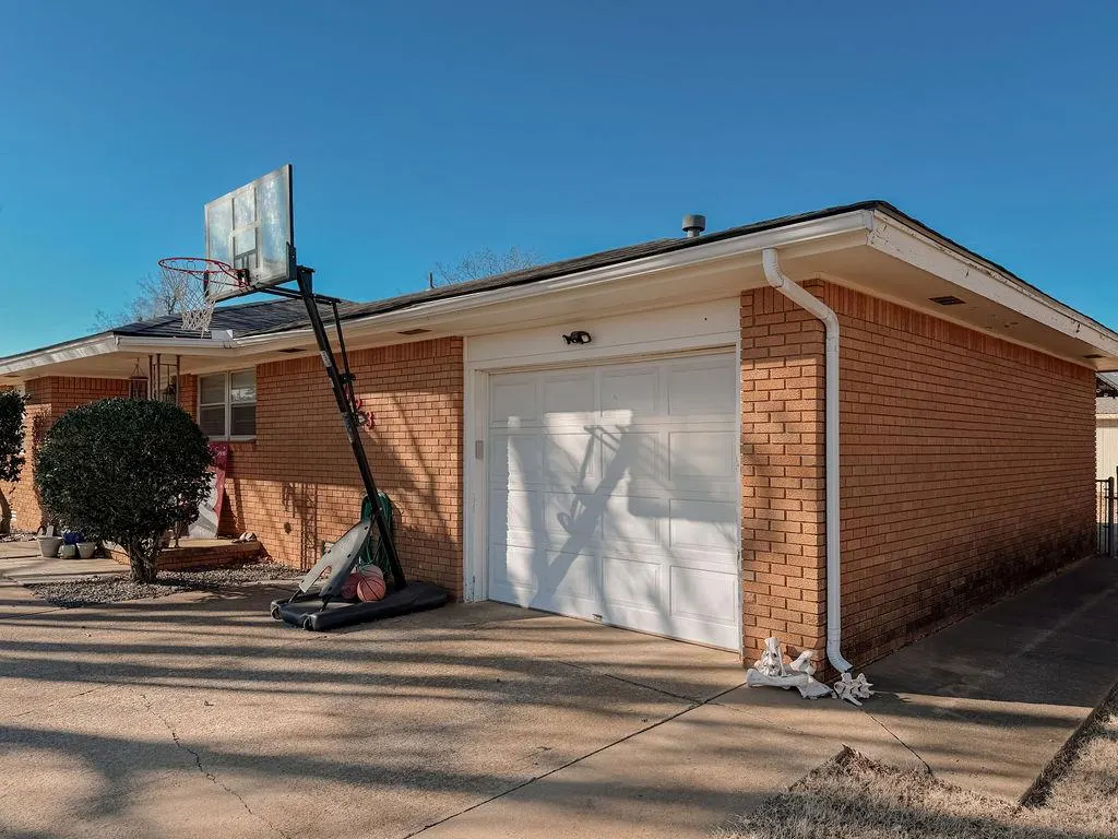 Photo 4 — 923 N Krest Drive, Weatherford, OK 73096