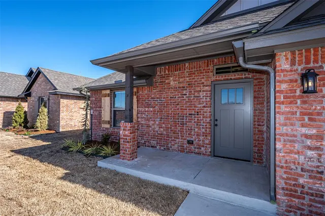 Photo 3 — 1916 Meadow Brook Road, Yukon, OK 73099