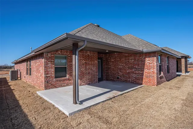 Photo 4 — 1916 Meadow Brook Road, Yukon, OK 73099