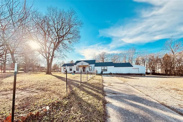 Photo 2 — 825 S Eufaula Avenue, Wewoka, OK 74884