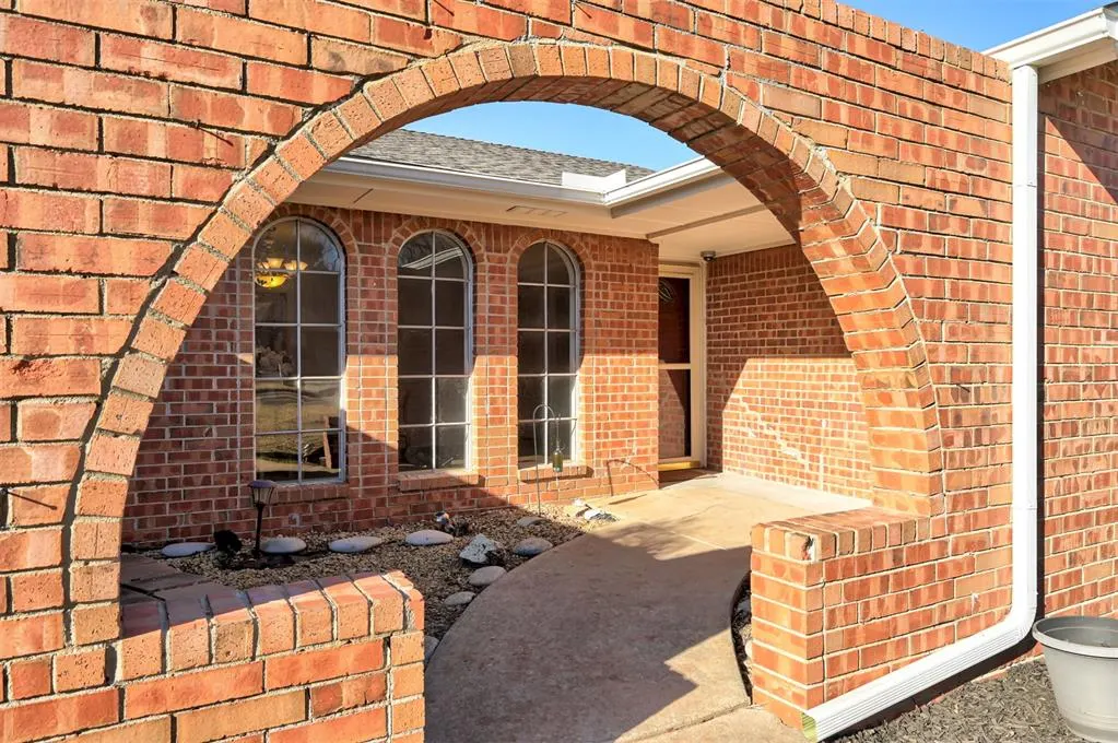 Photo 2 — 8037 Willow Creek Boulevard, Oklahoma City, OK 73162