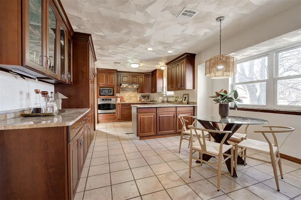Photo 10 — 8037 Willow Creek Boulevard, Oklahoma City, OK 73162