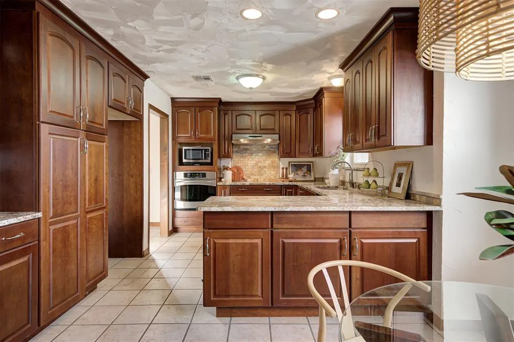 Photo 11 — 8037 Willow Creek Boulevard, Oklahoma City, OK 73162