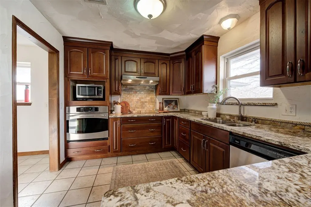 Photo 13 — 8037 Willow Creek Boulevard, Oklahoma City, OK 73162