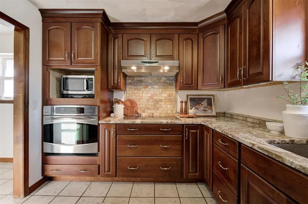 Photo 16 — 8037 Willow Creek Boulevard, Oklahoma City, OK 73162