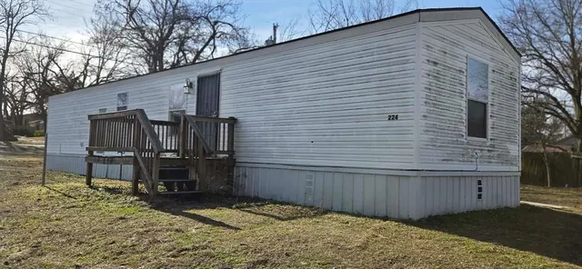 Photo 3 — 224 W 10th Street, Holdenville, OK 74848