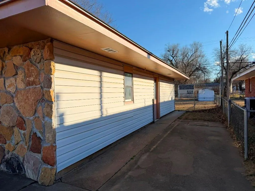 Photo 2 — 1329 W Thompson Avenue, Enid, OK 73703