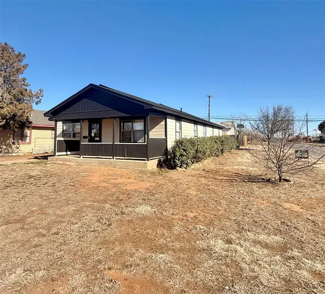 Photo 3 — 1102 N Lee Street, Altus, OK 73521