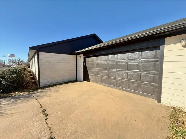 Photo 5 — 1102 N Lee Street, Altus, OK 73521