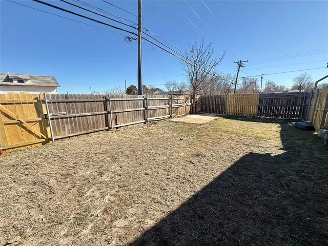 Photo 6 — 1102 N Lee Street, Altus, OK 73521