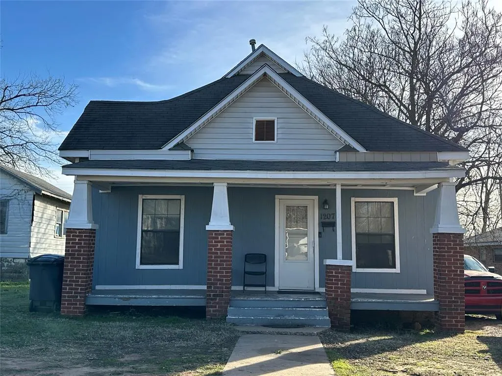 Front exterior — 1207 E 10th Street, Shawnee, OK 74801