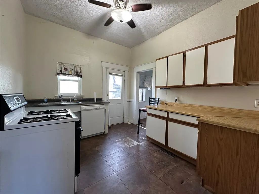Photo 12 — 1207 E 10th Street, Shawnee, OK 74801