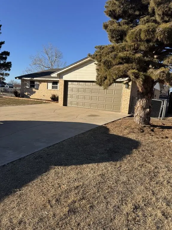 Photo 2 — 2101 Galaxy Drive, Altus, OK 73521