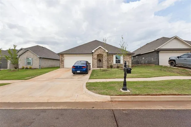 Photo 2 — 9049 NW 149th Street, Yukon, OK 73099