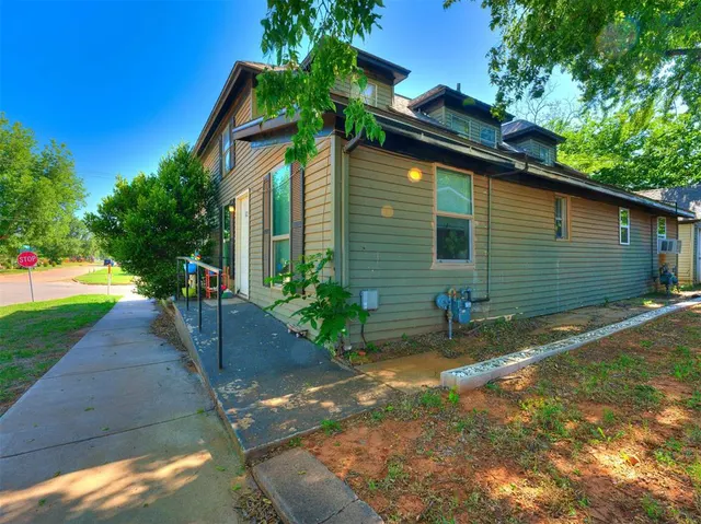 Photo 7 — 220 E Springer Avenue, Guthrie, OK 73044