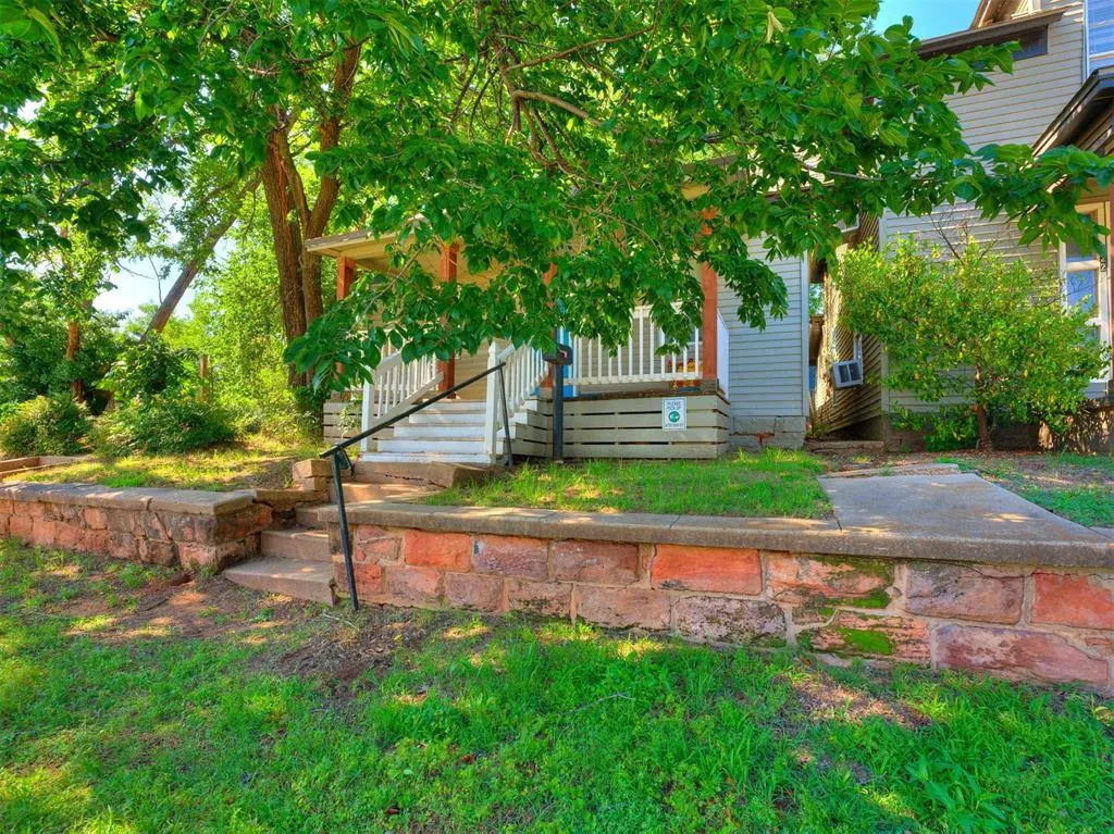 Photo 8 — 220 E Springer Avenue, Guthrie, OK 73044