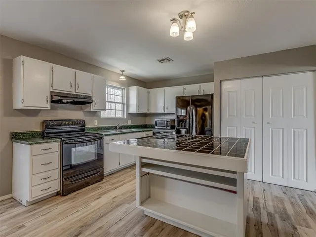 Photo 7 — 2124 Oakside Drive, Norman, OK 73071