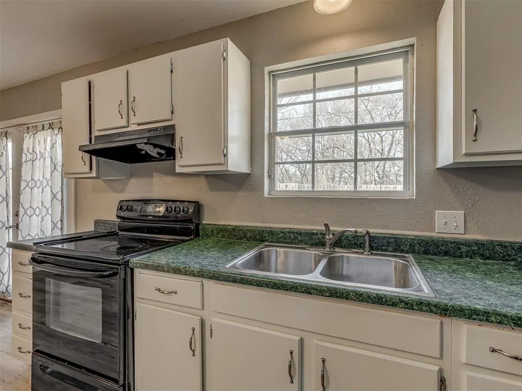 Photo 11 — 2124 Oakside Drive, Norman, OK 73071