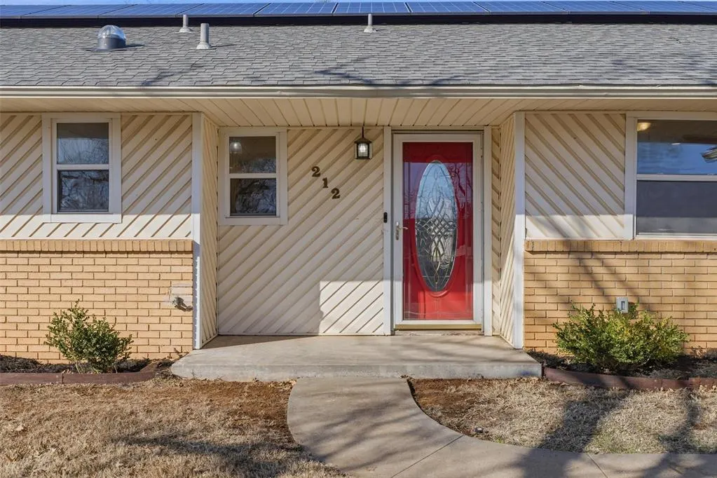 Photo 3 — 212 NE 61st Street, Oklahoma City, OK 73105