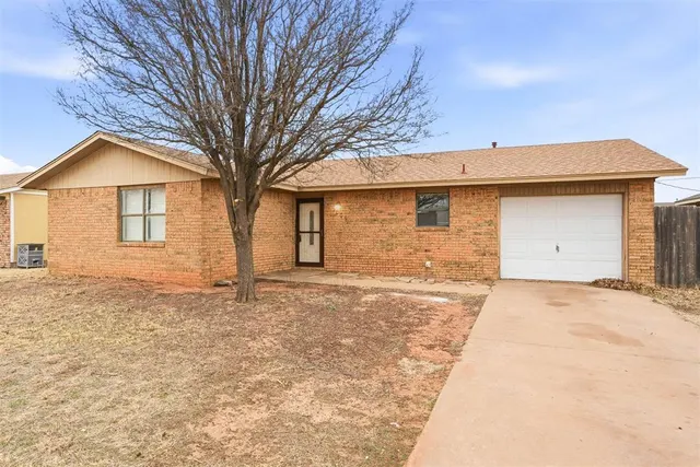 Photo 2 — 1009 Stewart Street, Altus, OK 73521