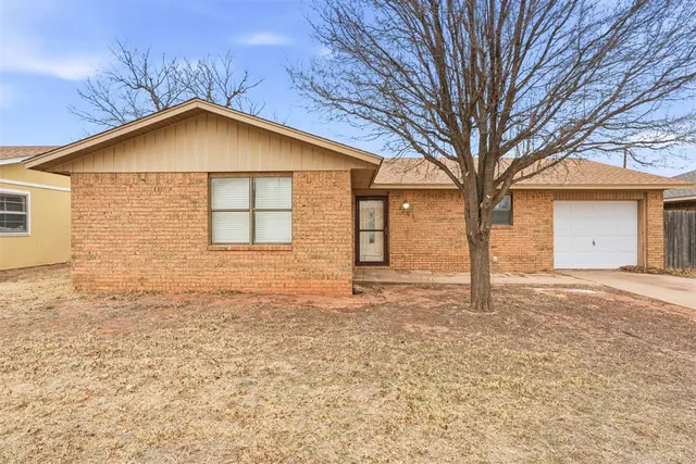Photo 3 — 1009 Stewart Street, Altus, OK 73521
