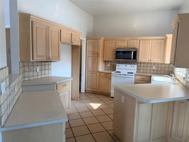 Photo 5 — 2016 Emerald Brook Court, Edmond, OK 73003