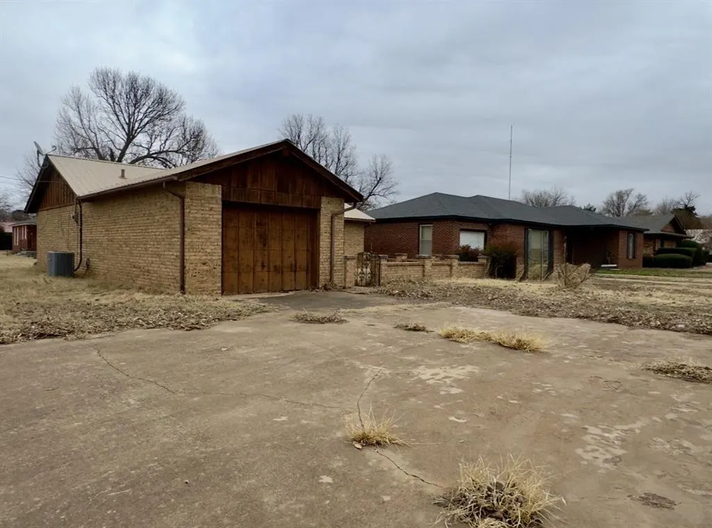 Photo 2 — 814 N Oklahoma Avenue, Mangum, OK 73554