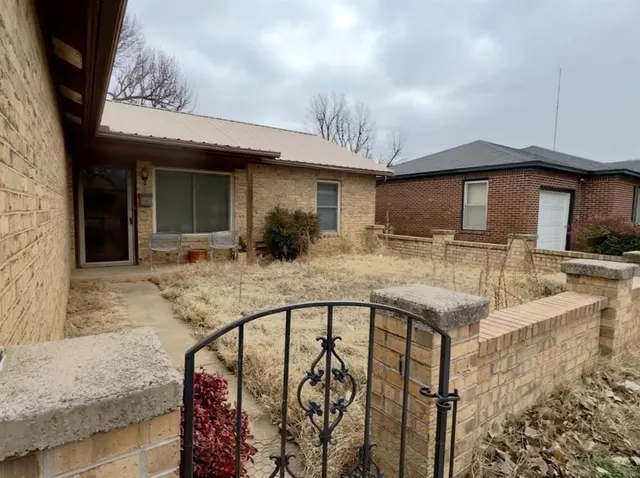 Photo 3 — 814 N Oklahoma Avenue, Mangum, OK 73554