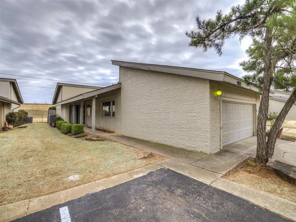 Photo 3 — 9822 Hefner Village Drive, Oklahoma City, OK 73162