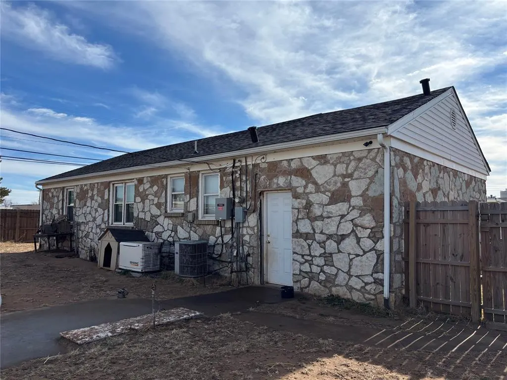 Photo 12 — 632 Circle Drive, Watonga, OK 73772