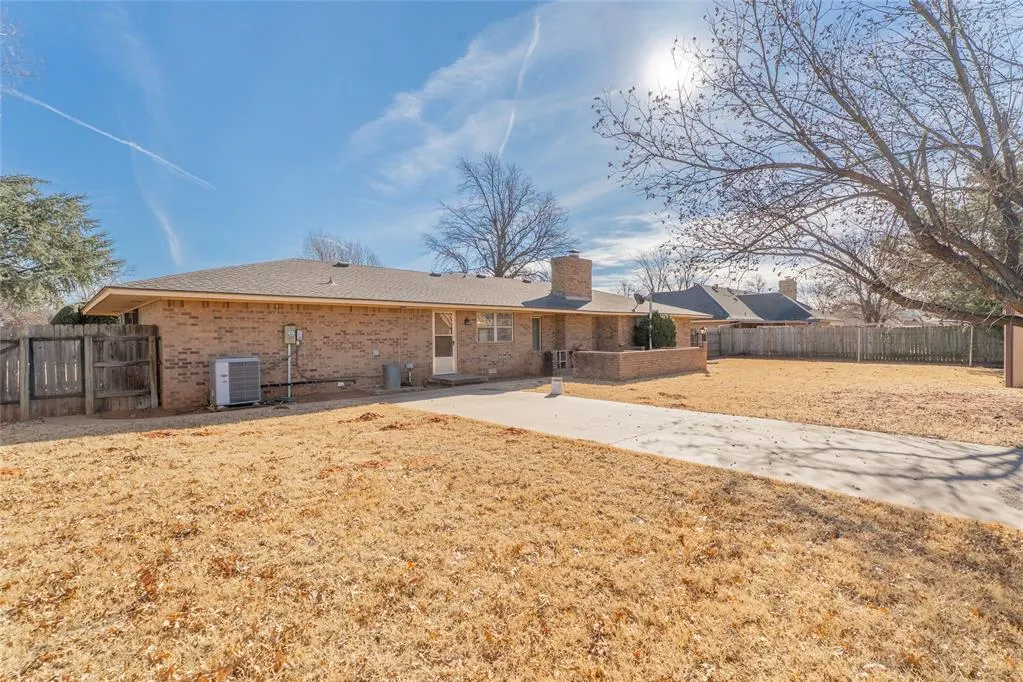 Photo 2 — 713 Maple Street, Weatherford, OK 73096