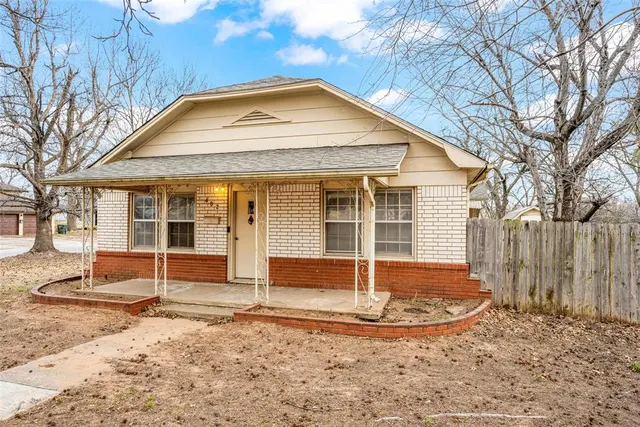 Front exterior — 402 S Broadway Street, Marlow, OK 73055