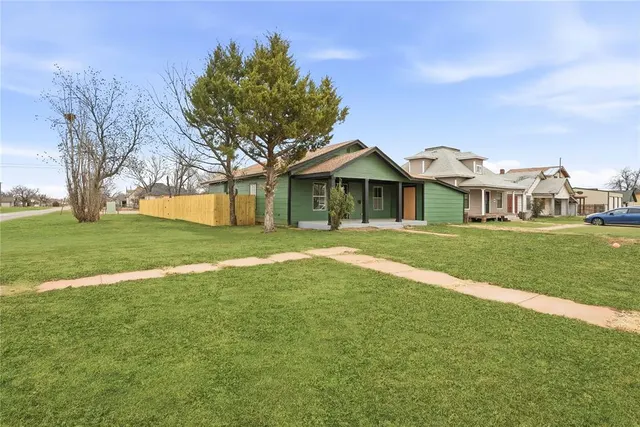 Photo 3 — 520 N Grady Street, Altus, OK 73521