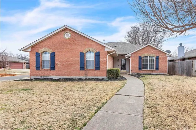 Front exterior — 401 Whitehouse Lane, Edmond, OK 73003