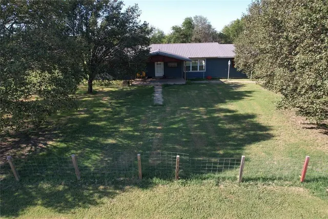 Photo 3 — 513 E Monroe Street, Maud, OK 74854
