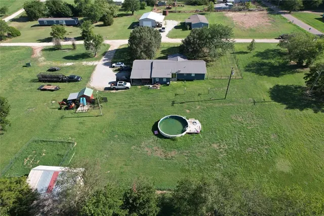 Photo 5 — 513 E Monroe Street, Maud, OK 74854