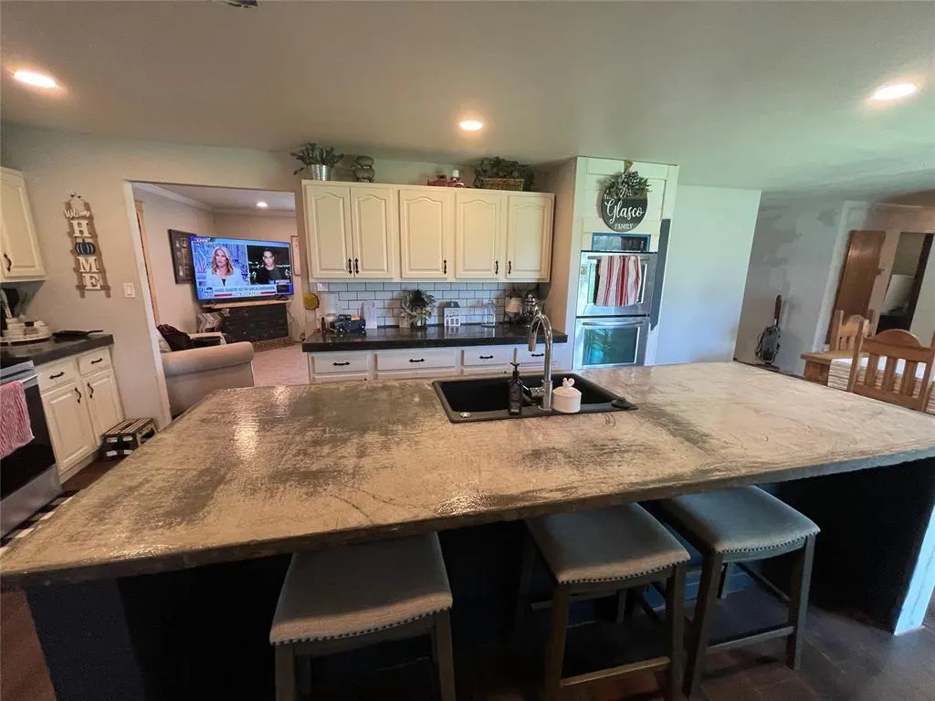 Photo 12 — 513 E Monroe Street, Maud, OK 74854