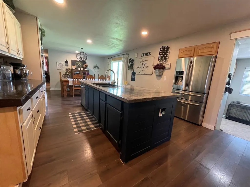 Photo 14 — 513 E Monroe Street, Maud, OK 74854